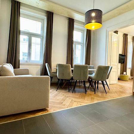 Premium Apartment Located At The Famous Vienna Kutschkermarkt Exterior foto